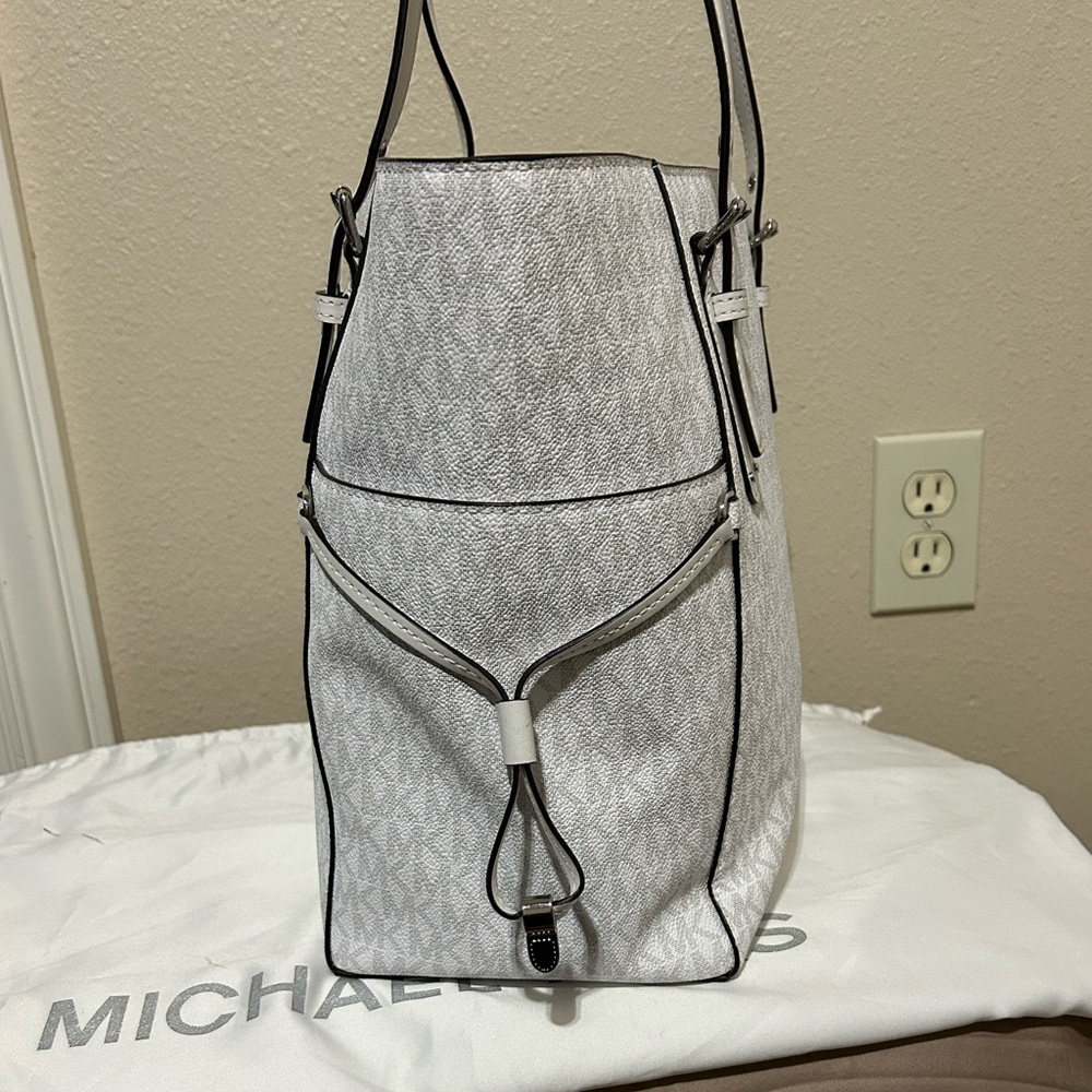 Michael Kors White/Taupe Monogram Tote with Matching Wallet - Picture 3 of 16